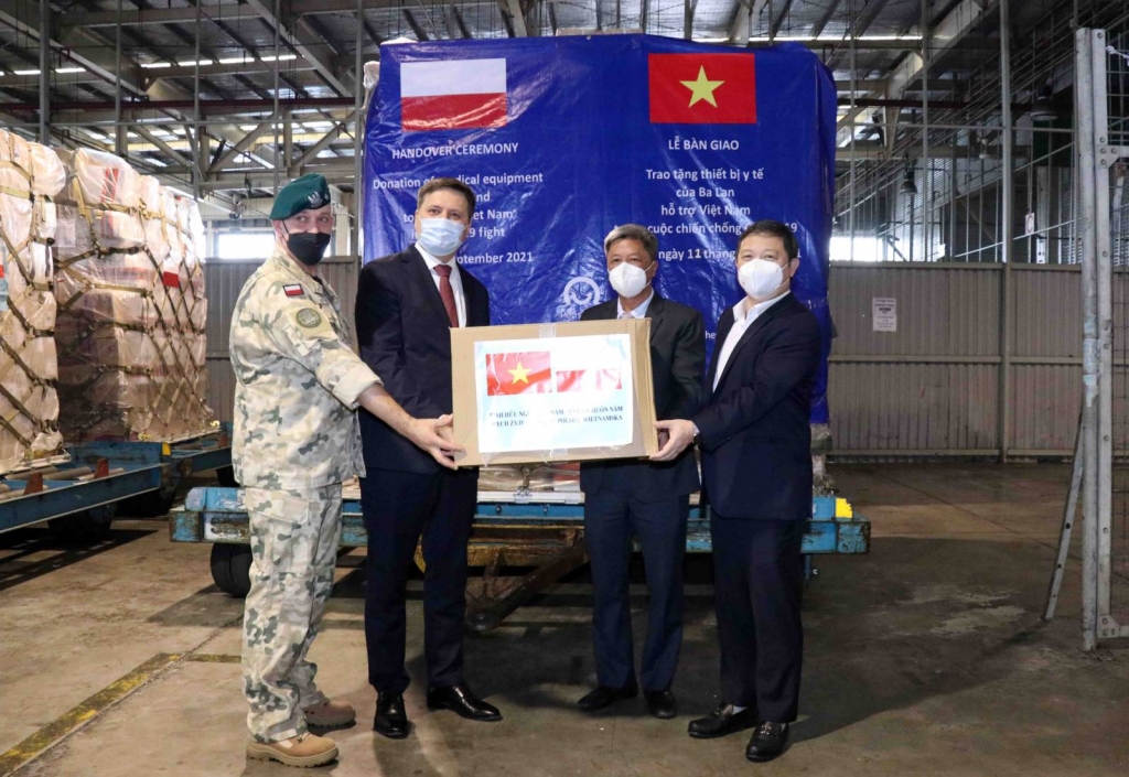 Tiếp nhận trang thiết bị và vật tư y tế của Ba Lan tặng Việt Nam