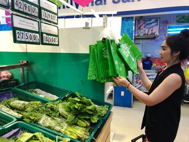 Nghiên cứu ý định mua sản phẩm xanh trực tuyến của người tiêu dùng tại TP. Hồ Chí Minh: Ảnh hưởng của các nhân tố đặc điểm khách hàng